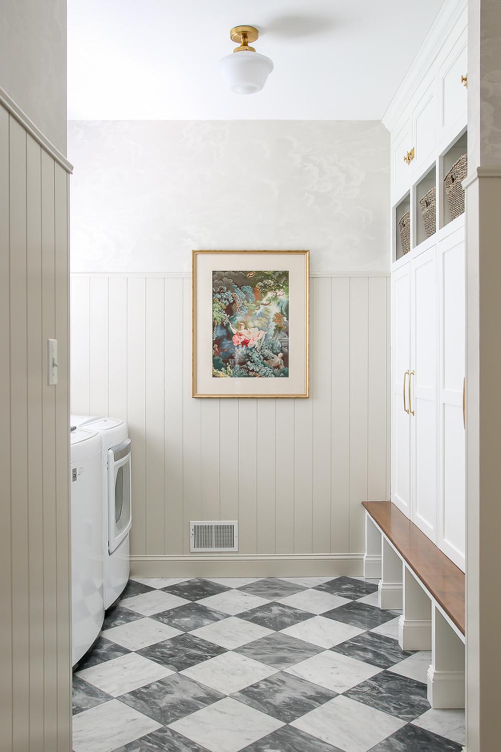 Baño elegante con azulejos a cuadros blanco y negro