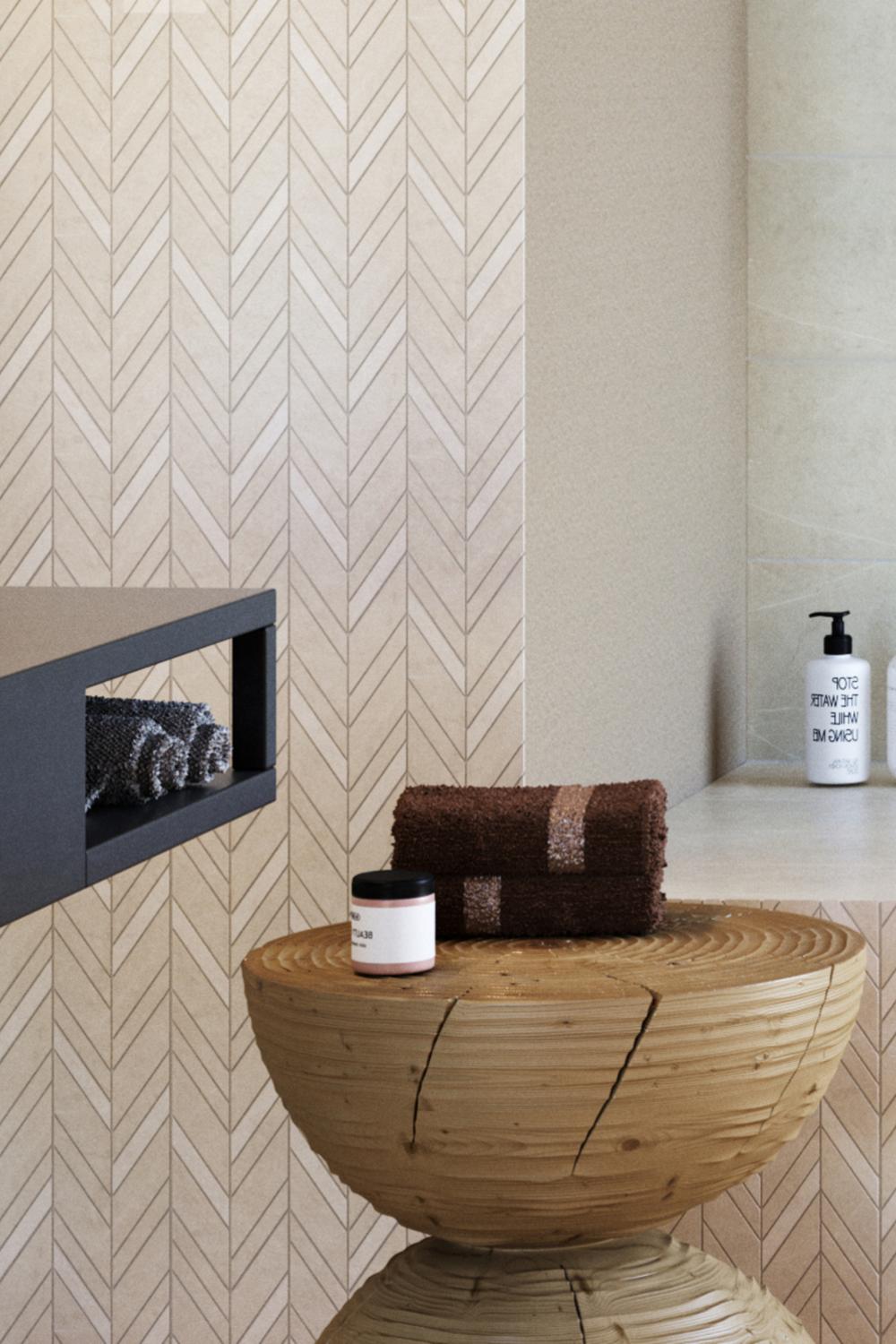 Baño moderno decorado con azulejos en chevron en tonos beige.