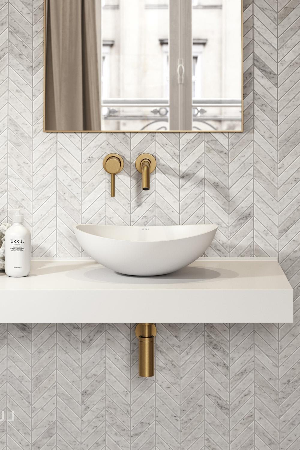 Baño elegante con azulejos de mármol en chevron.