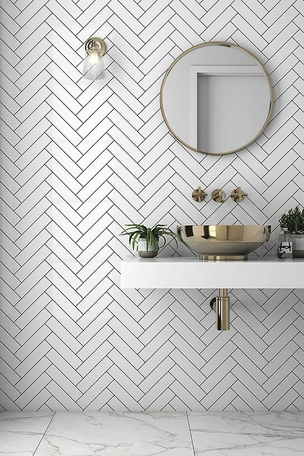 Baño moderno minimalista con azulejos en chevron.