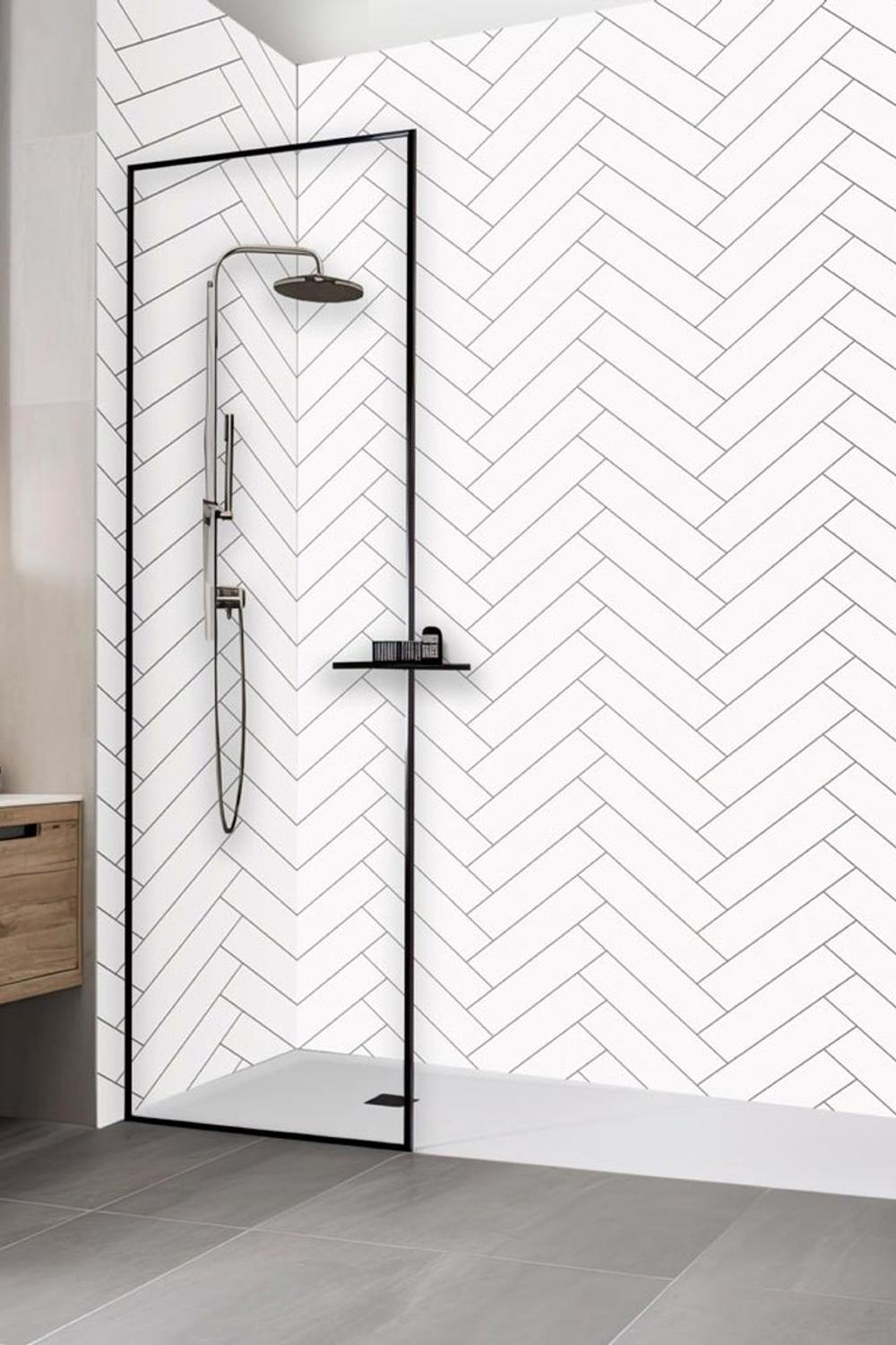 Baño retro moderno con azulejos en chevron.