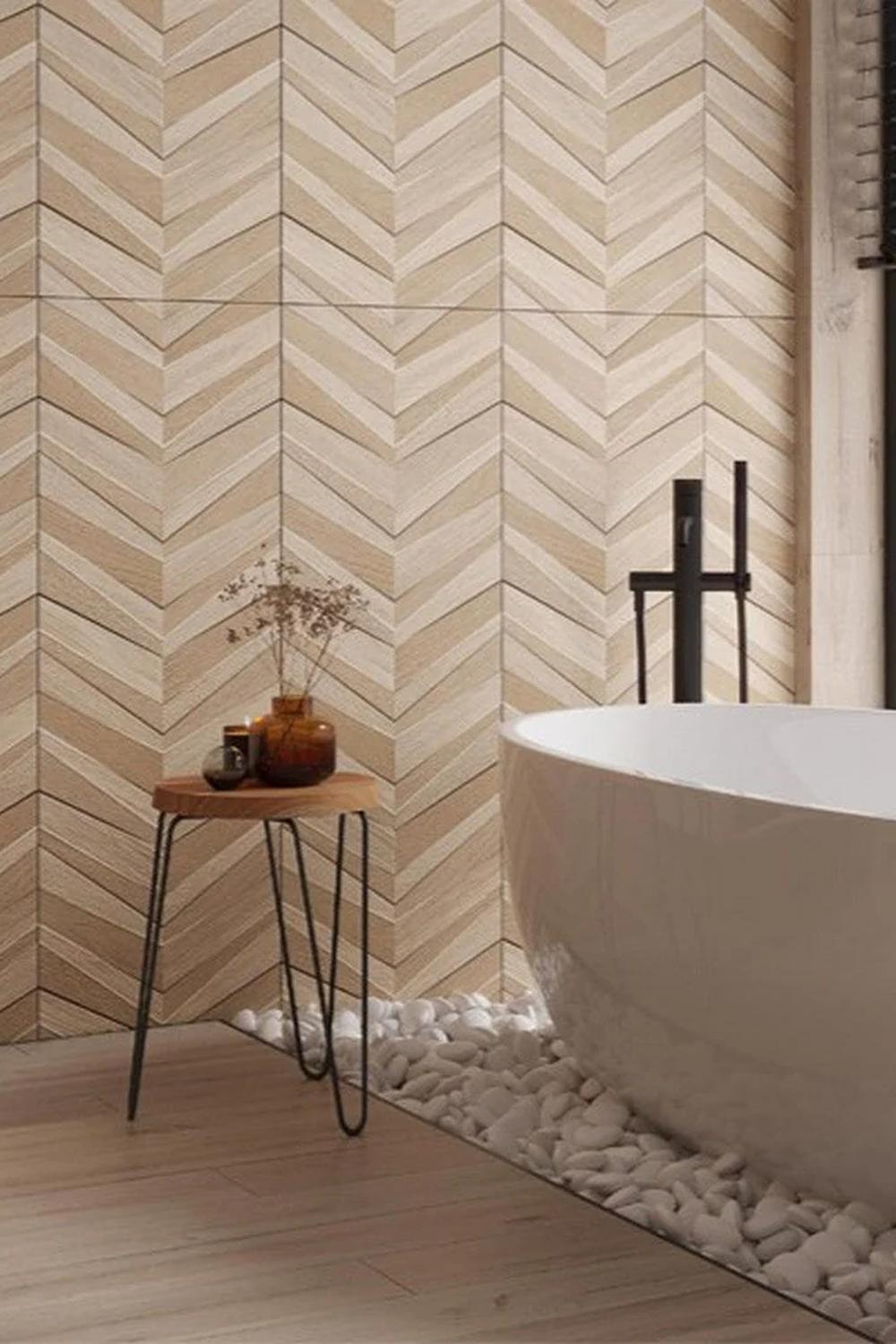 Baño elegante con azulejos en chevron y una bañera grandes.