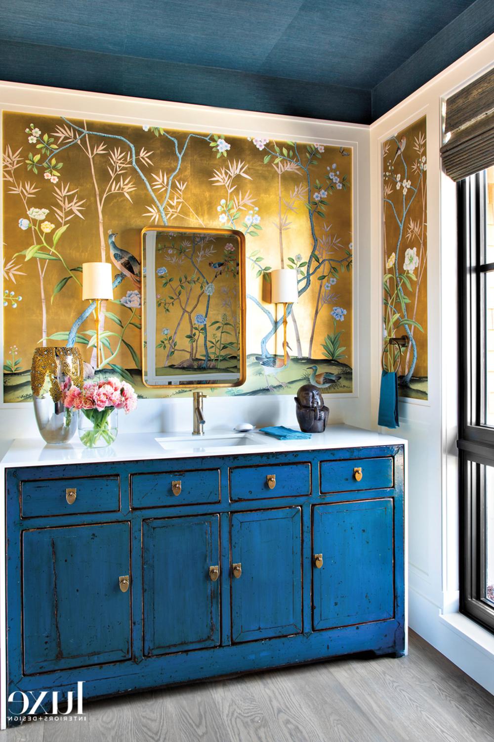 Elegant design of chinoiserie wallpaper with gold accents, stylish vanity, and inviting bathroom elements creating an exclusive ambiance.