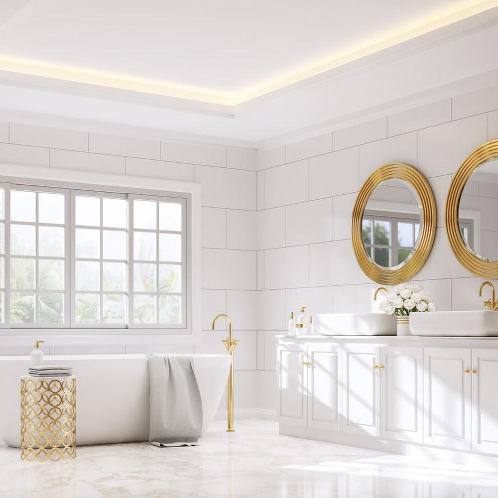 Baño clásico con bañera moderna y detalles dorados