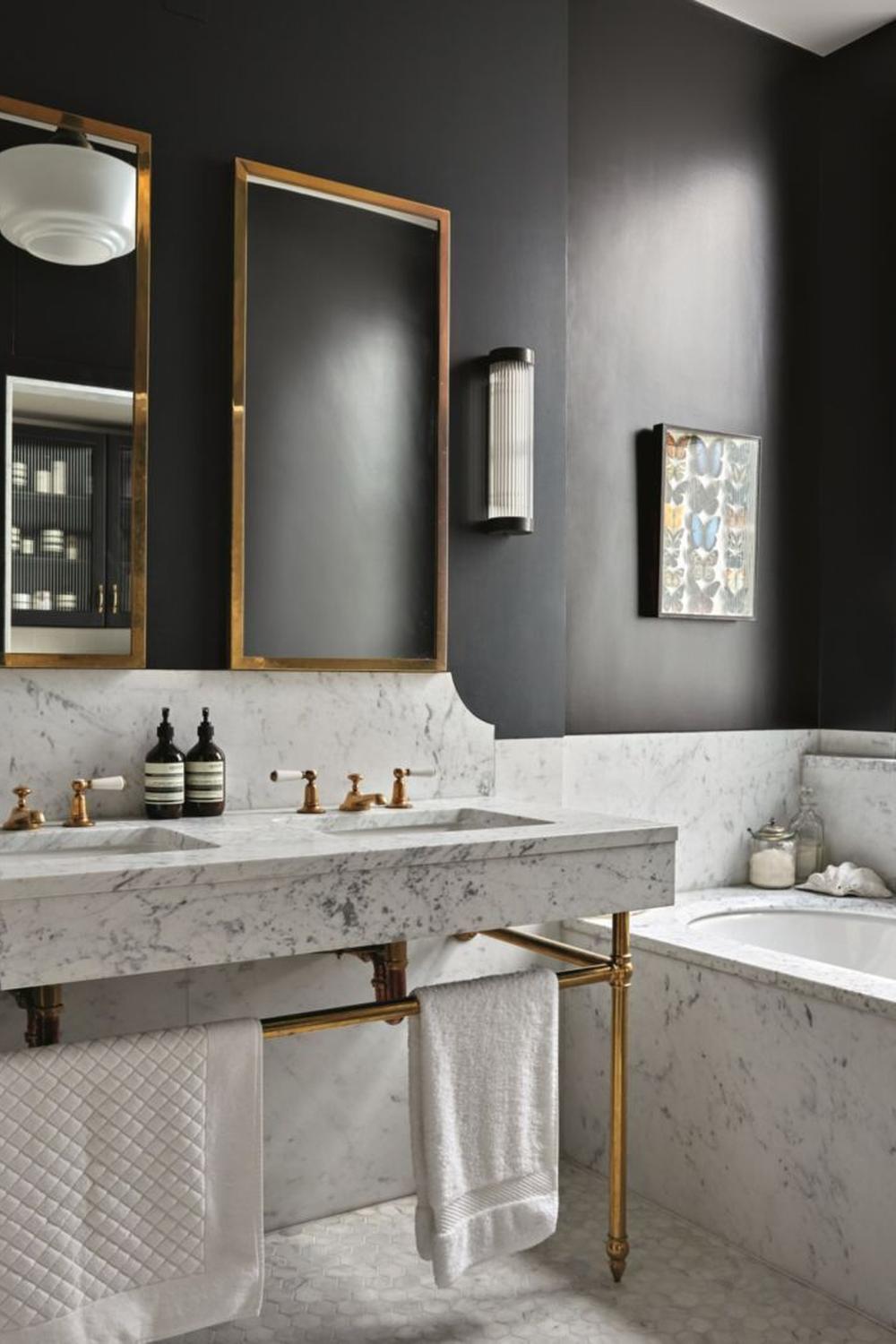 Baño elegante con acabados en negro