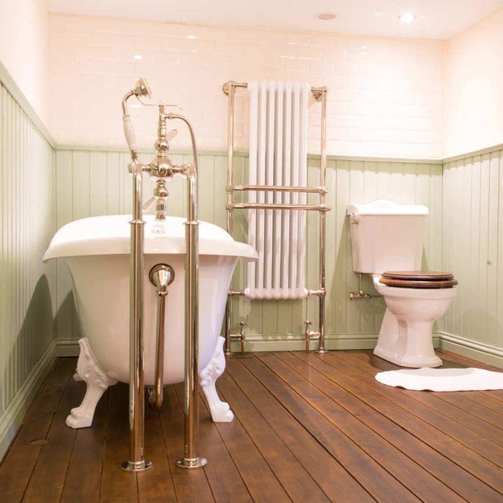 Baño clásico con bañera exenta blanca