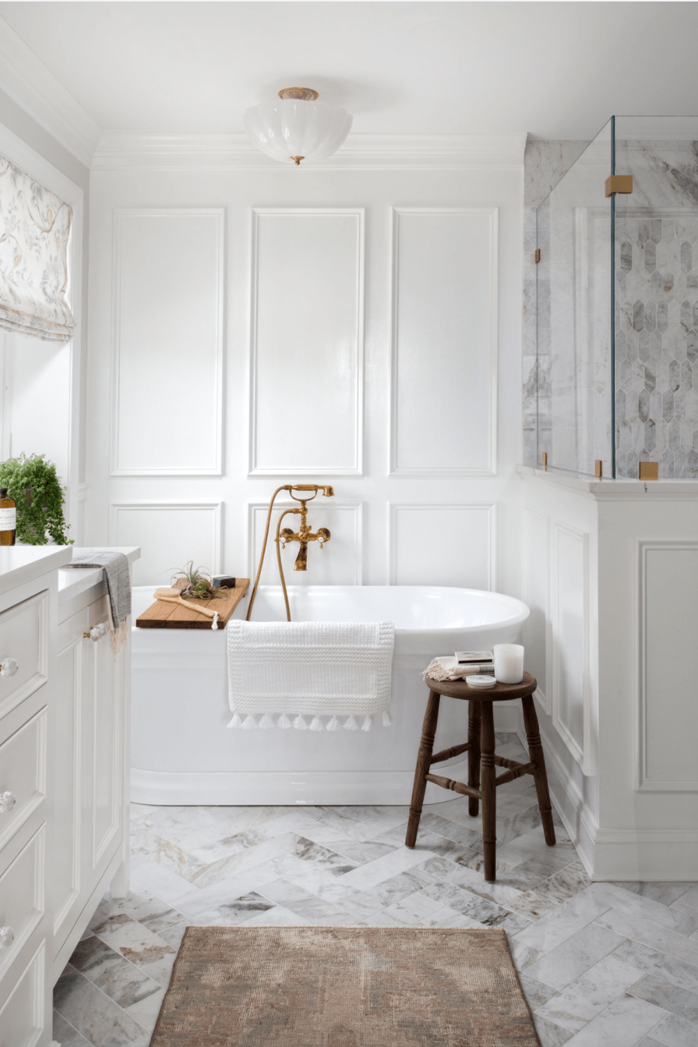 Baño con bañera ovalada y espacio abierto