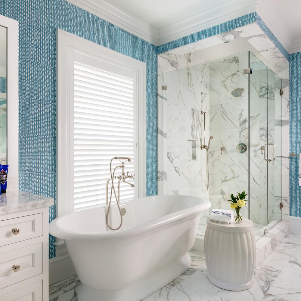Baño costero con una paleta de colores serenos en tonos de azul y blanco