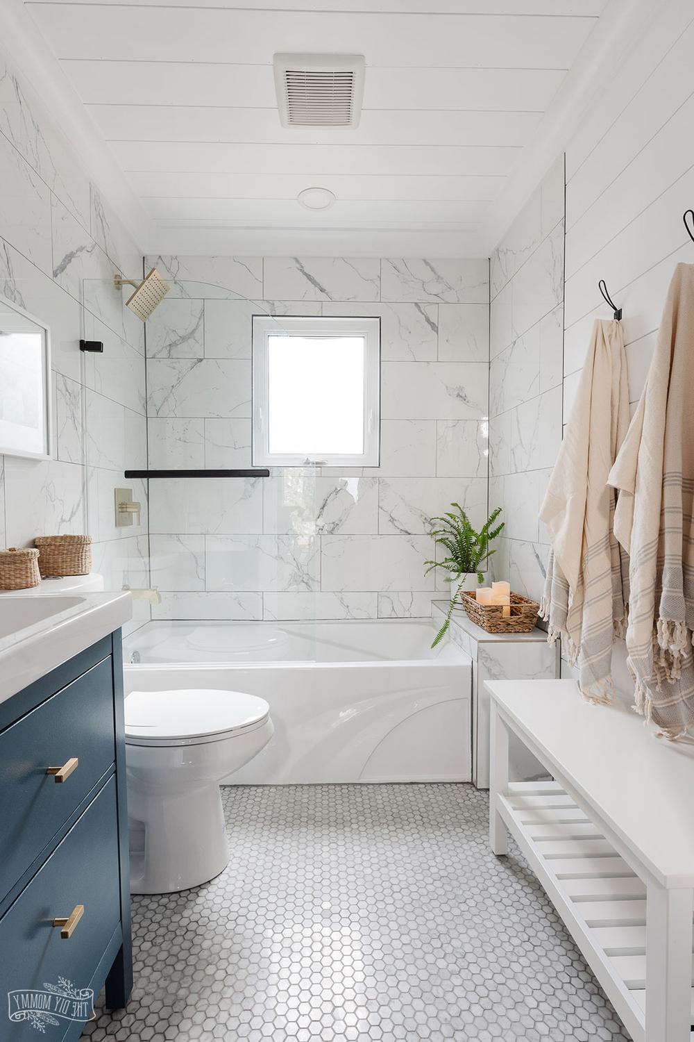Baño costero elegante en tonos suaves de blanco y azul