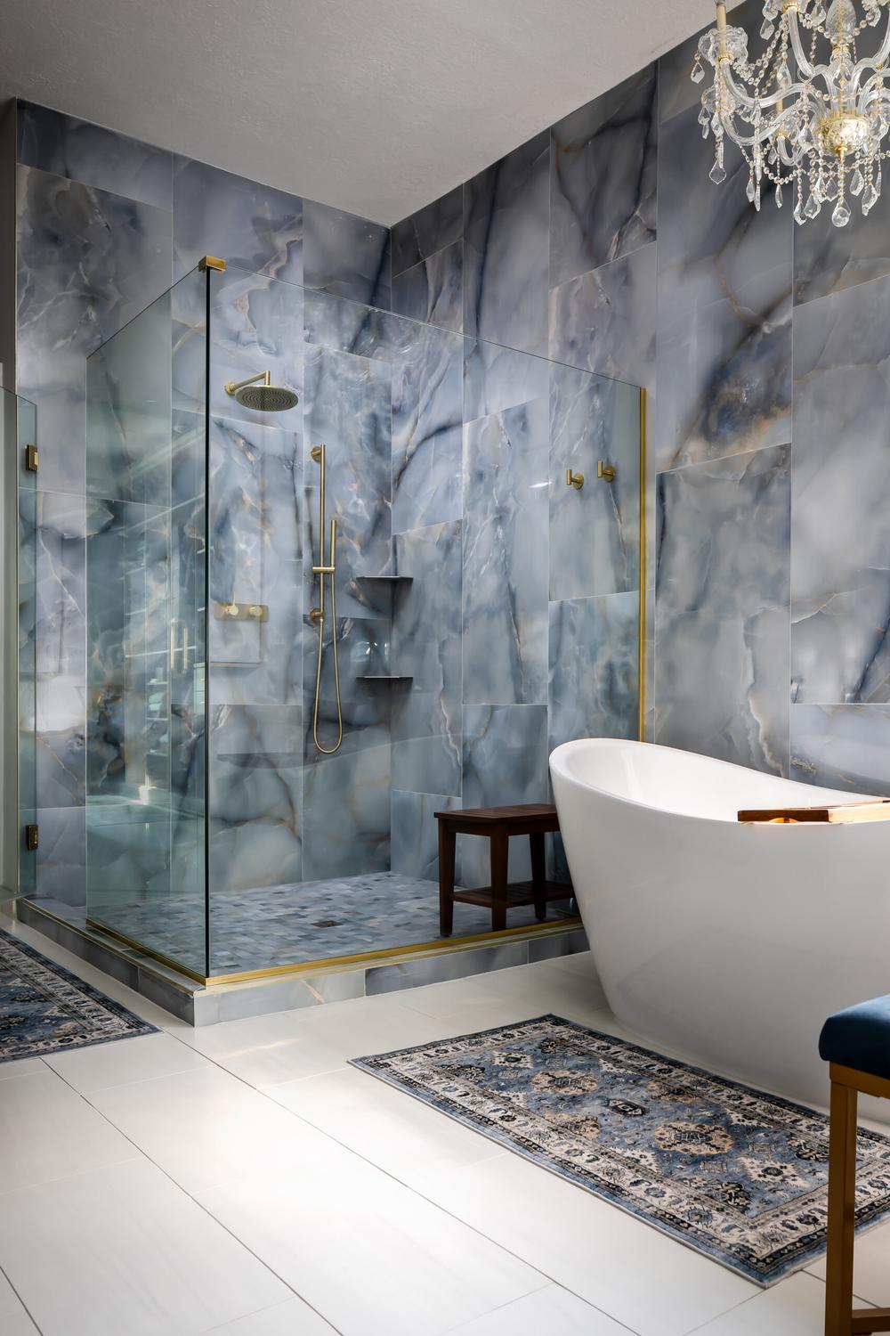 Baño costero con azulejos marbelados en un ambiente sofisticado