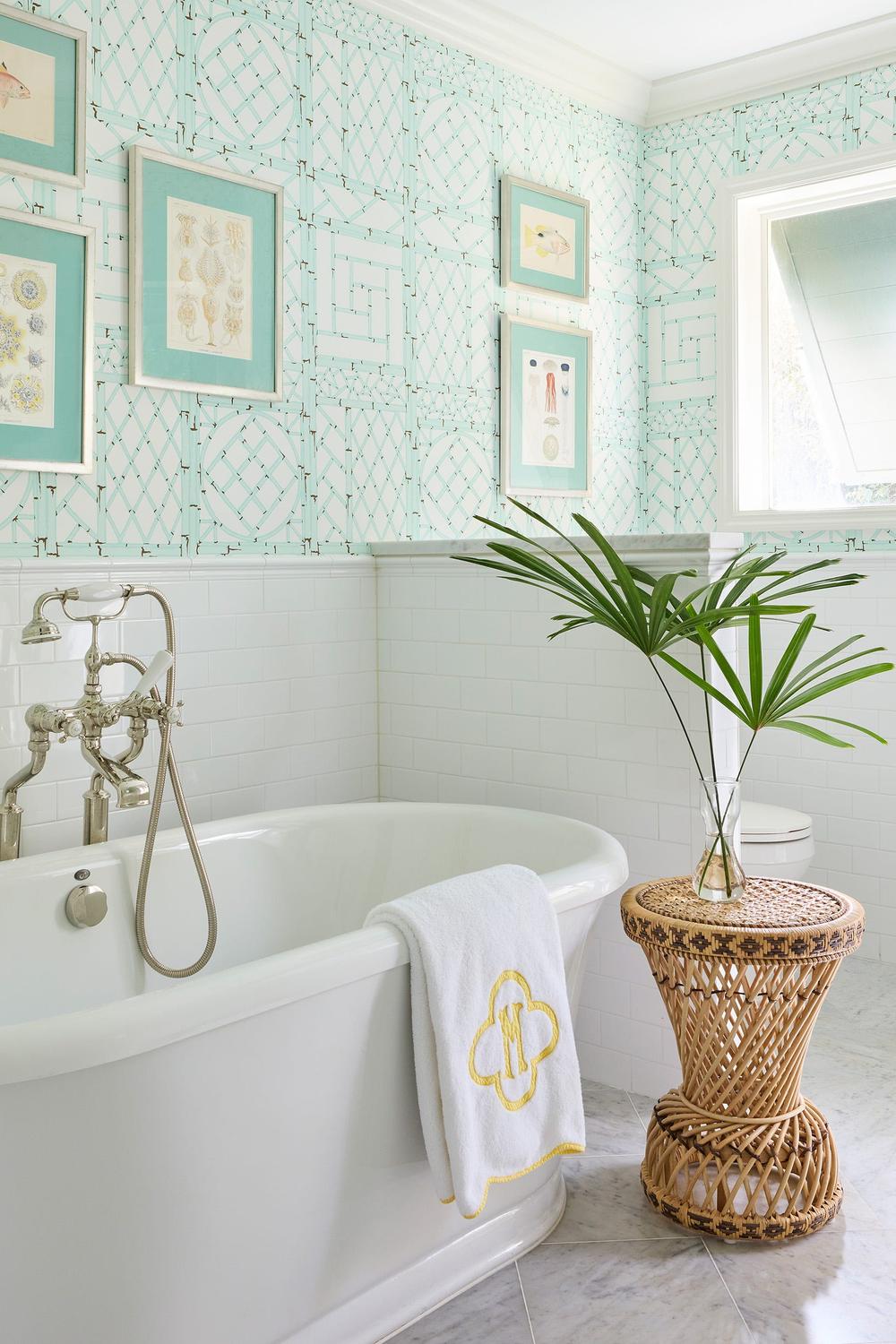 Baño costero con elementos naturales y un diseño moderno