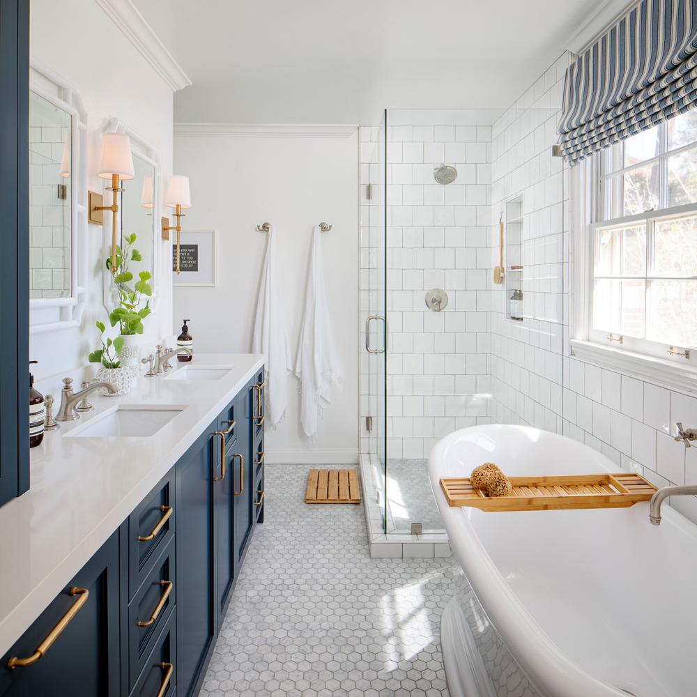 Baño costero con diseño sencillo en tonos suaves