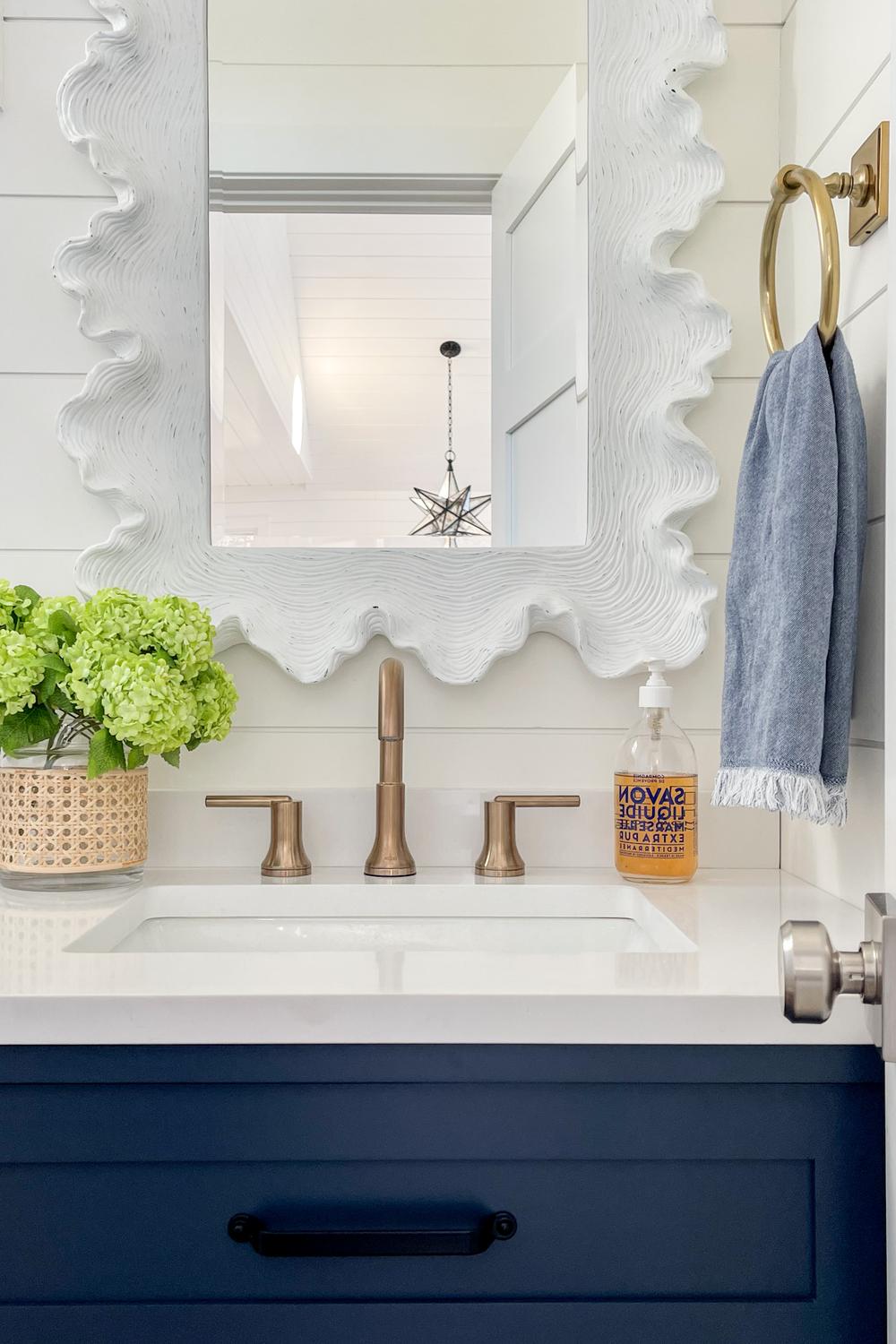 Baño costero moderno con toques naturales