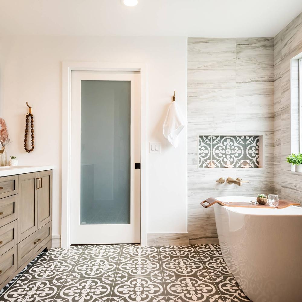 Baño costero moderno con detalles en colores suaves y patrones