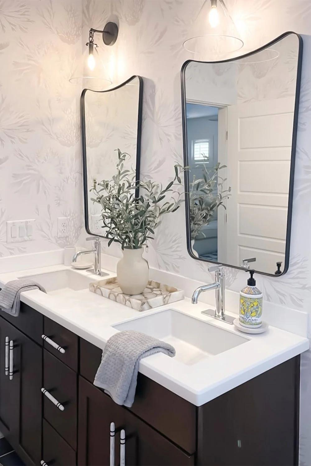 Baño costero contemporáneo con iluminación suave