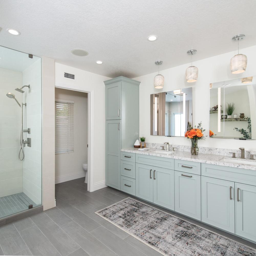 Baño costero moderno con una paleta de colores relajantes