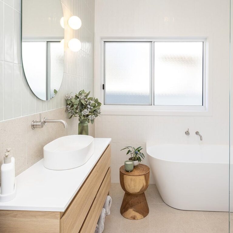 13 Enchanting Coastal Elegance White Bathroom Inspirations for a Breezy Retreat