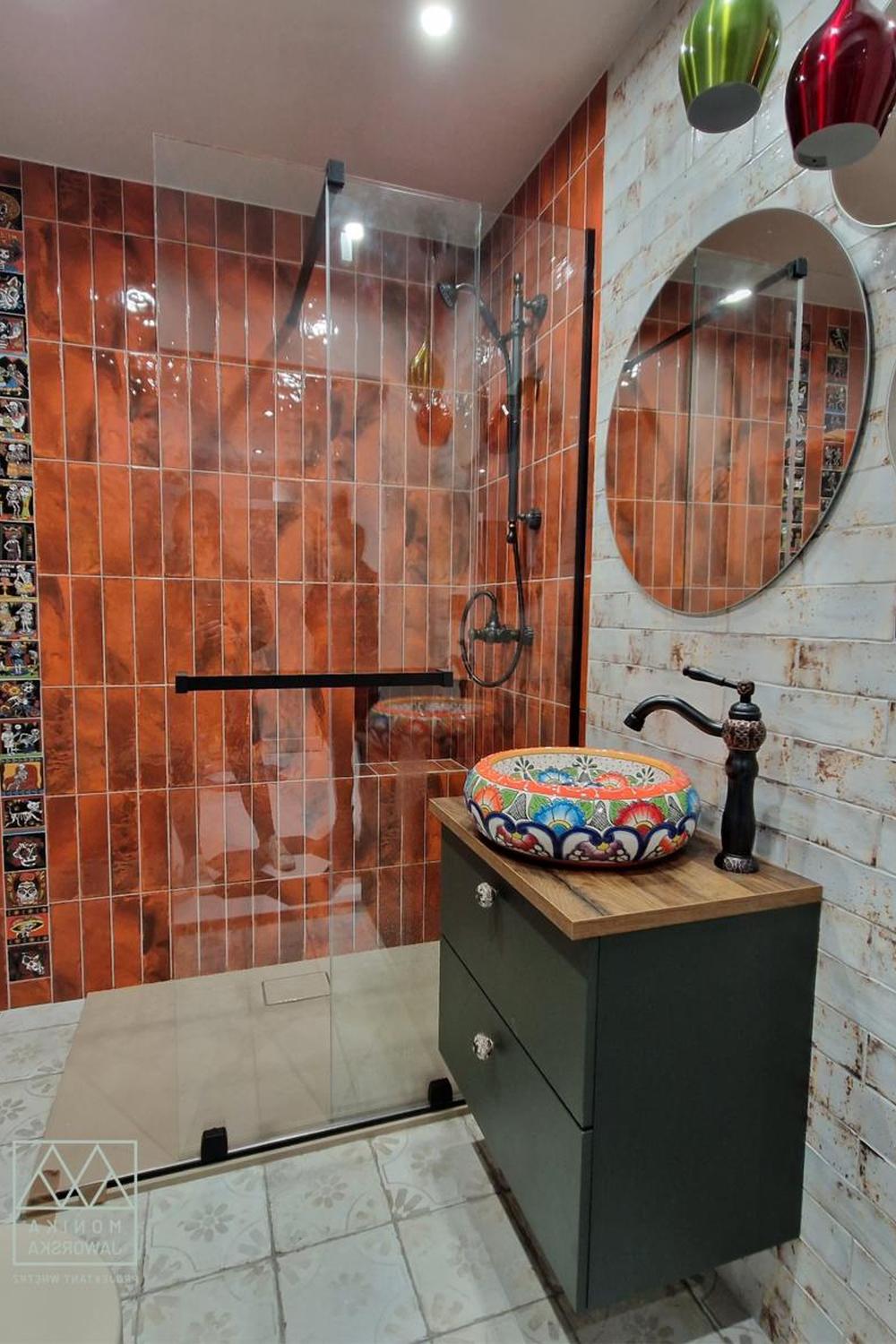 Cozy colonial bathroom with earthy tones and decorative accents.