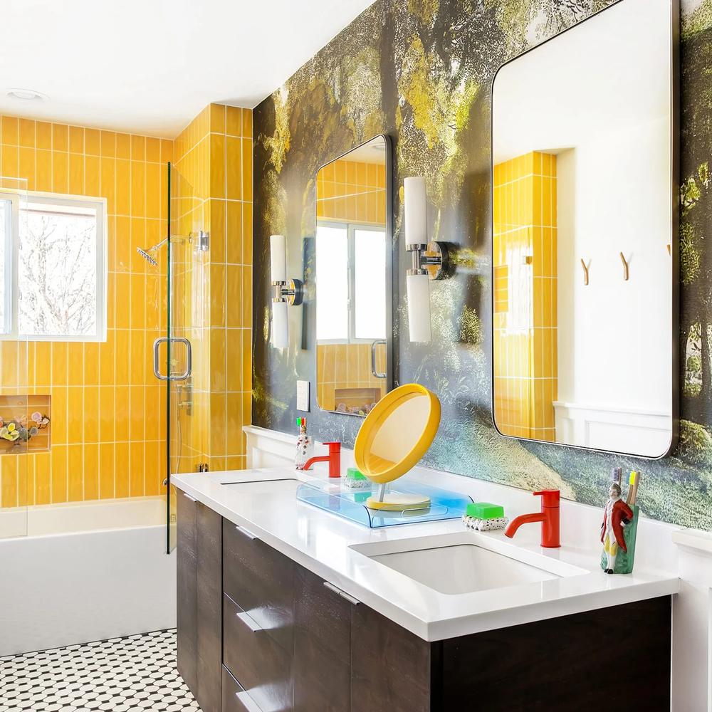 Baño alegre con azulejos amarillos y mural natural