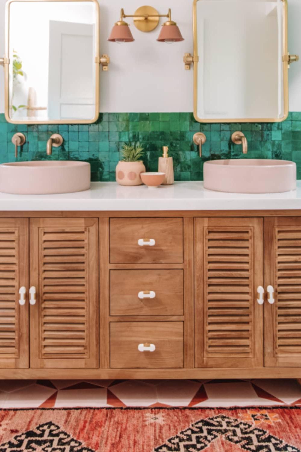 Baño vibrante con lavabo único en color rosa