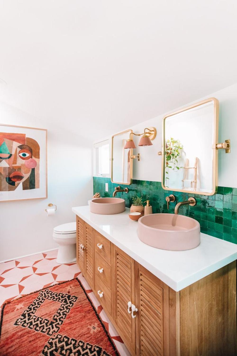 Baño elegante con lavabo de cuenca doble en tonos pastel