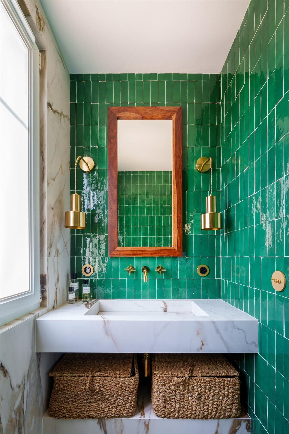 Baño moderno y elegante con azulejos verdes