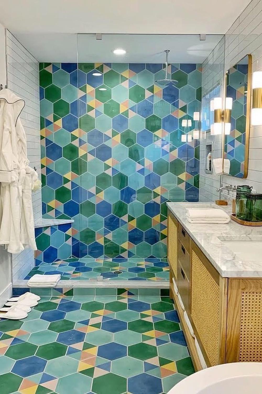 Baño vibrante con diseño hexagonal colorido