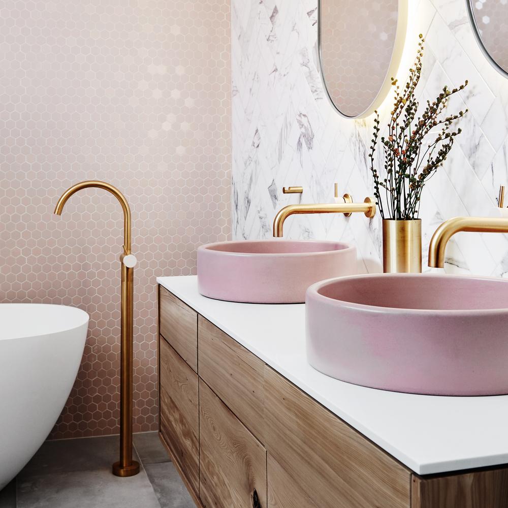 Baño equilibrado con toques dorados en un entorno moderno