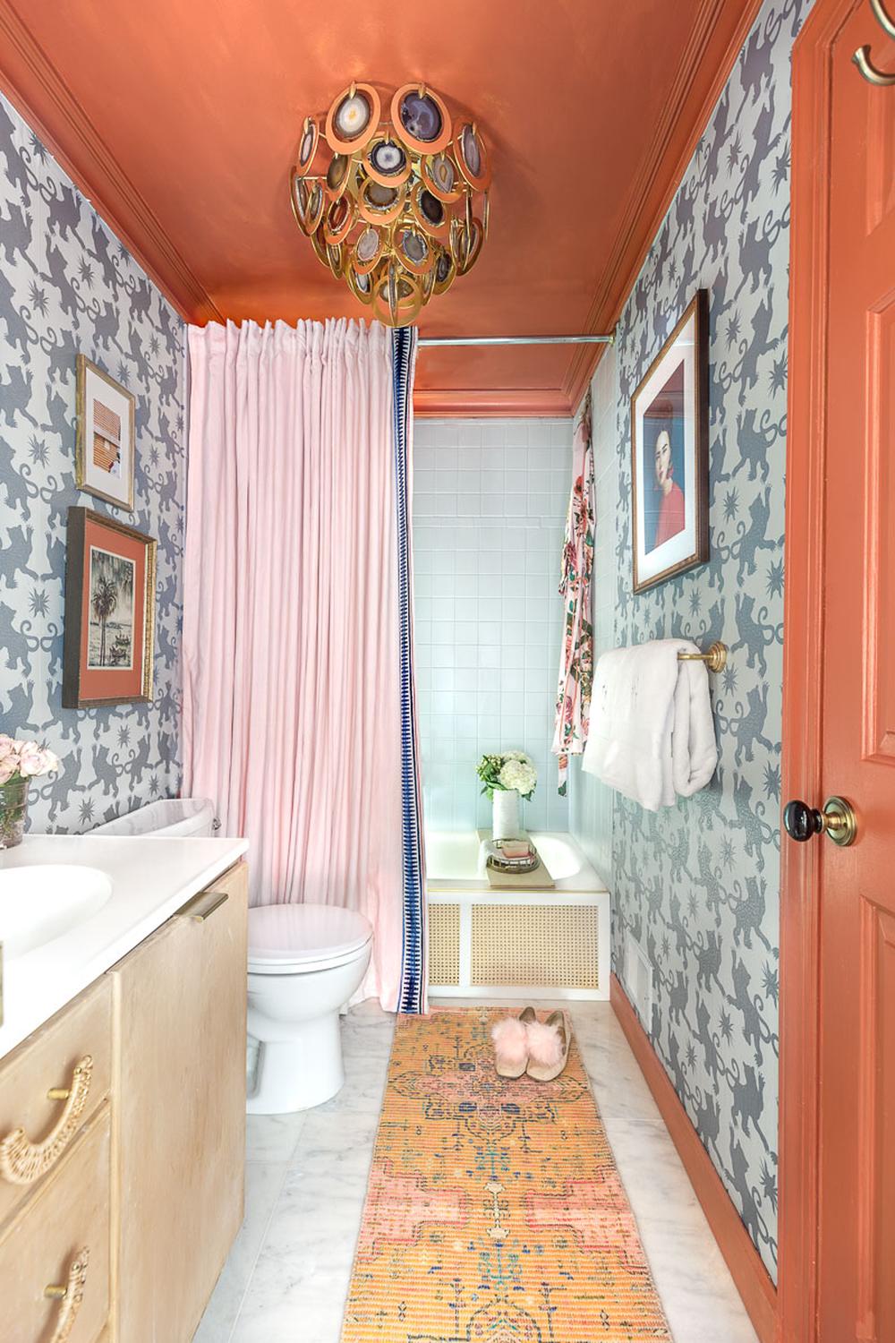 Baño artístico con candelabros y diseño vibrante