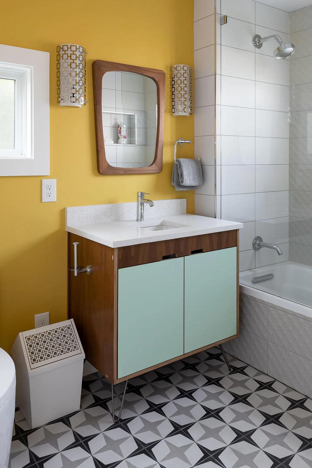 Baño soleado con azulejos amarillos en un estilo moderno