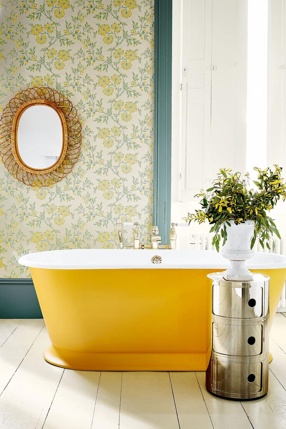 Baño vibrante con bañera amarilla y elementos cálidos