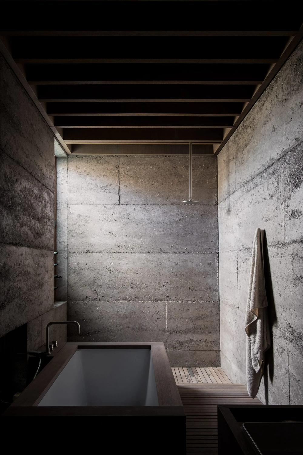 Baño contemporáneo con hormigón y elementos de madera