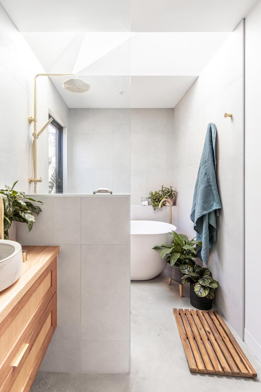 Baño moderno y limpio con bañera ovalada