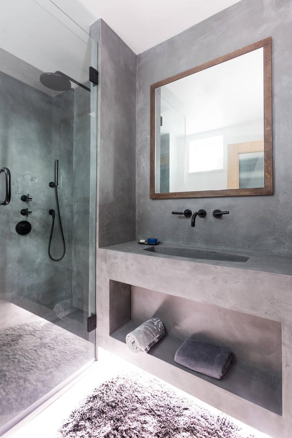 Baño con un diseño industrial y minimalista