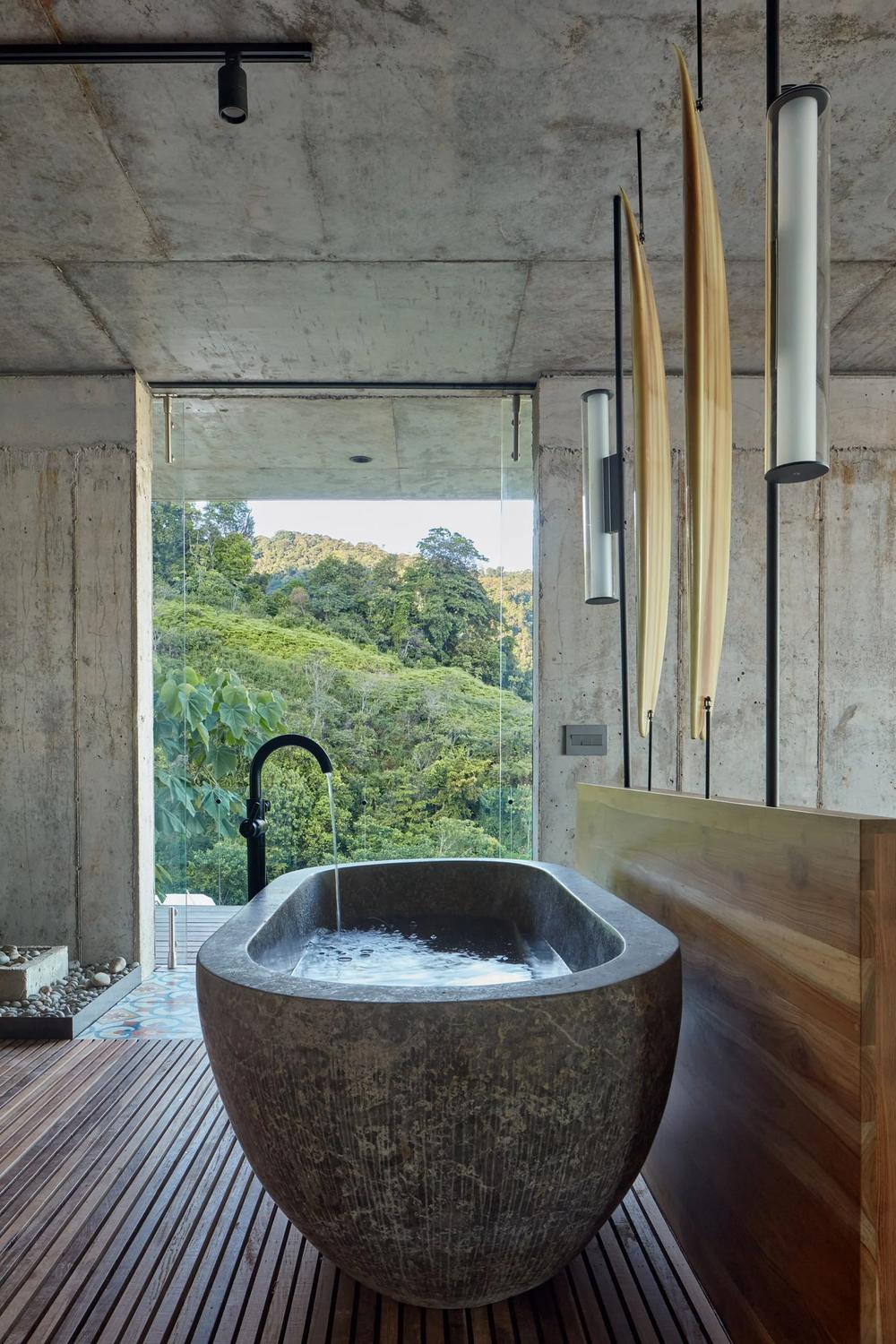 Baño elegante con ducha abierta