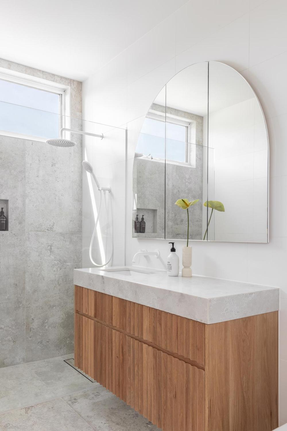 Baño práctico y moderno con hormigón
