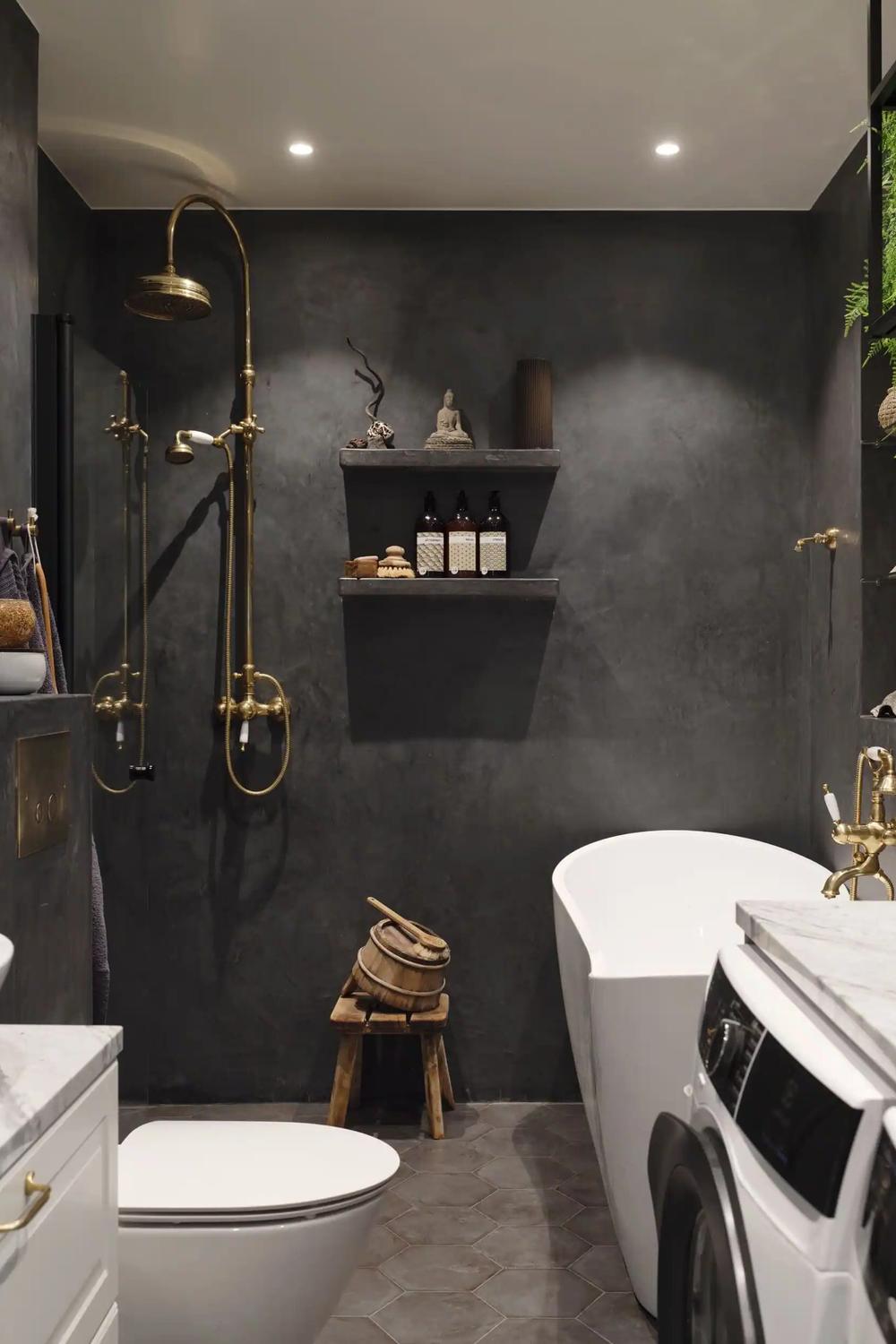 Baño oscuro y sofisticado con hormigón