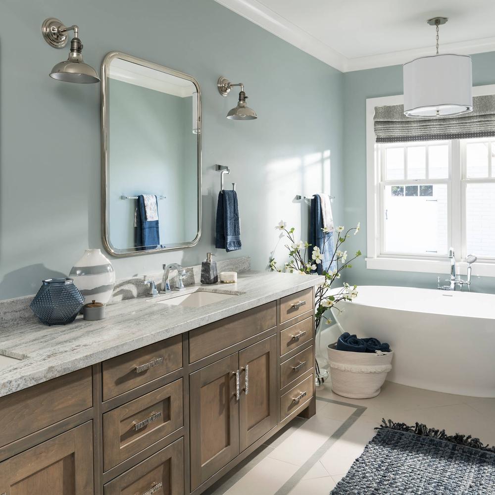 Baño cottage con armarios azules y mármol gris