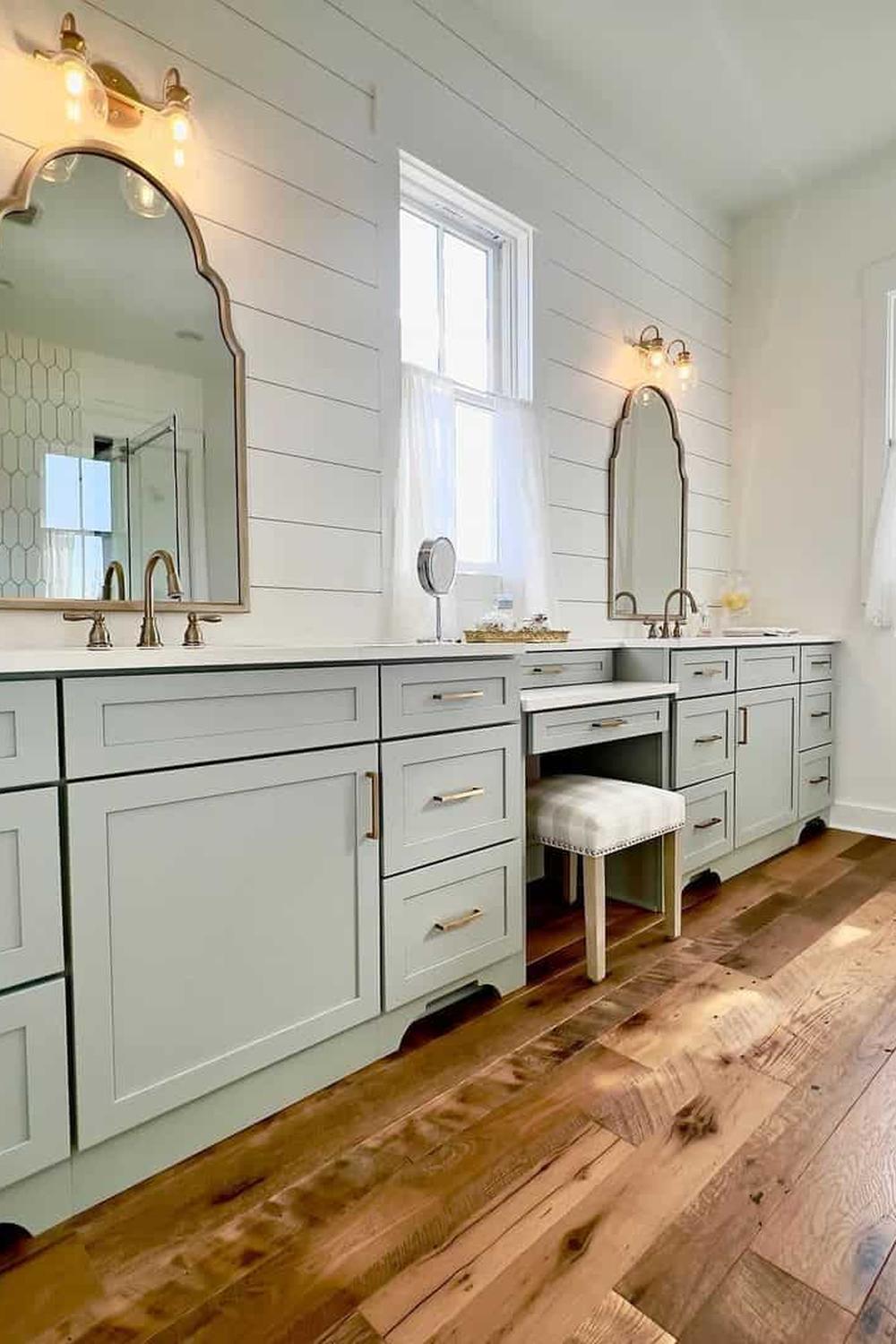 Baño encantador con armarios azules y detalles dorados