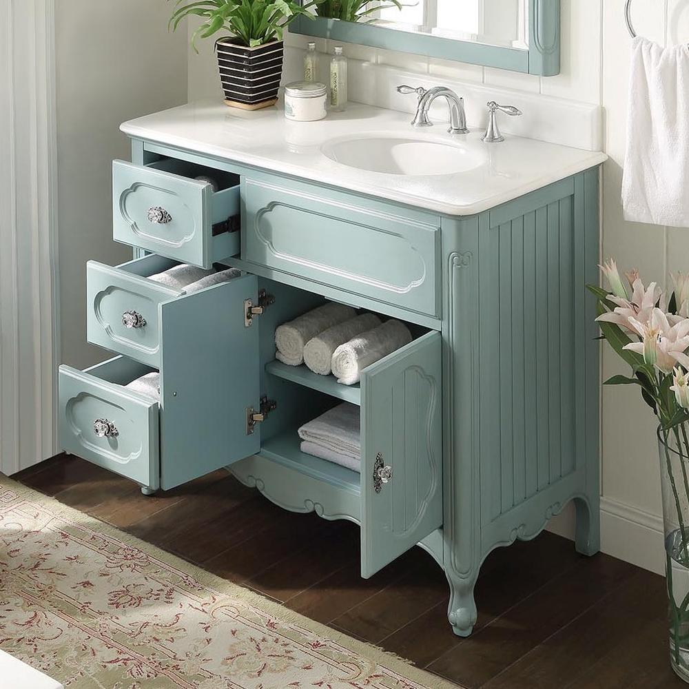 Baño cottage minimalista con armarios azules