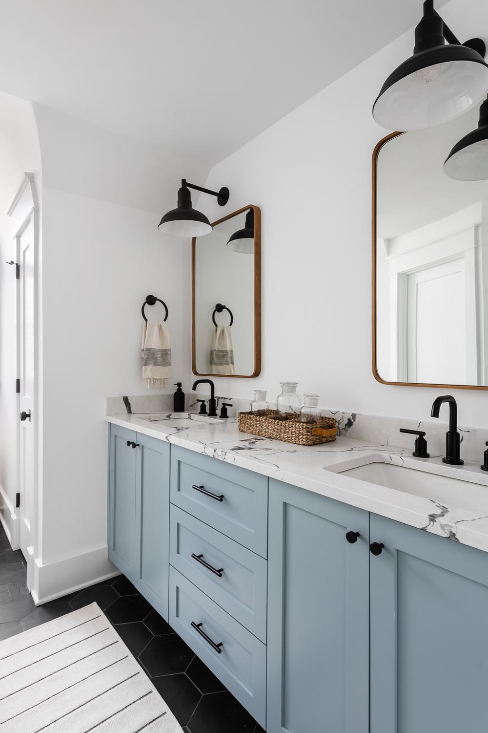 Baño moderno y acogedor con armarios azules