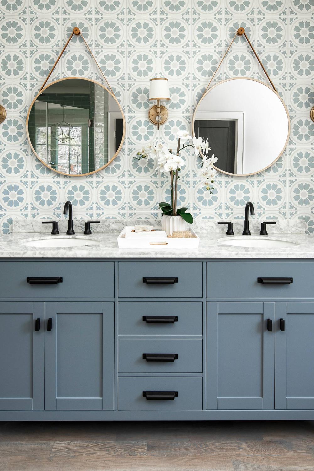 Baño cottage acogedor con detalles decorativos