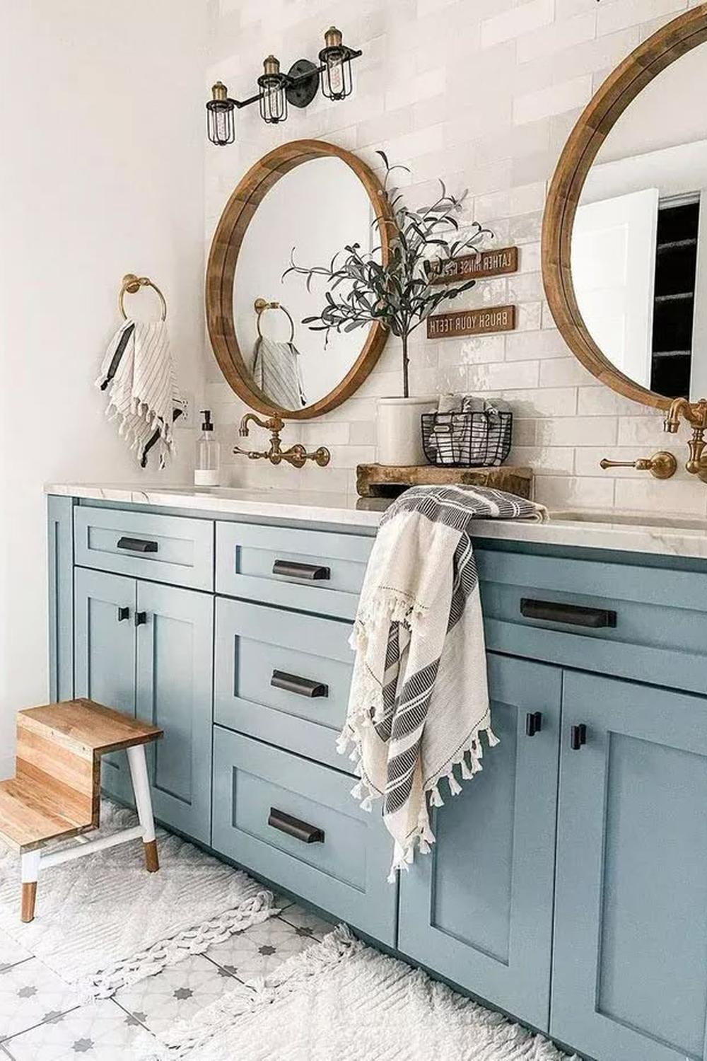 Baño cottage con armarios azules y wainscoting