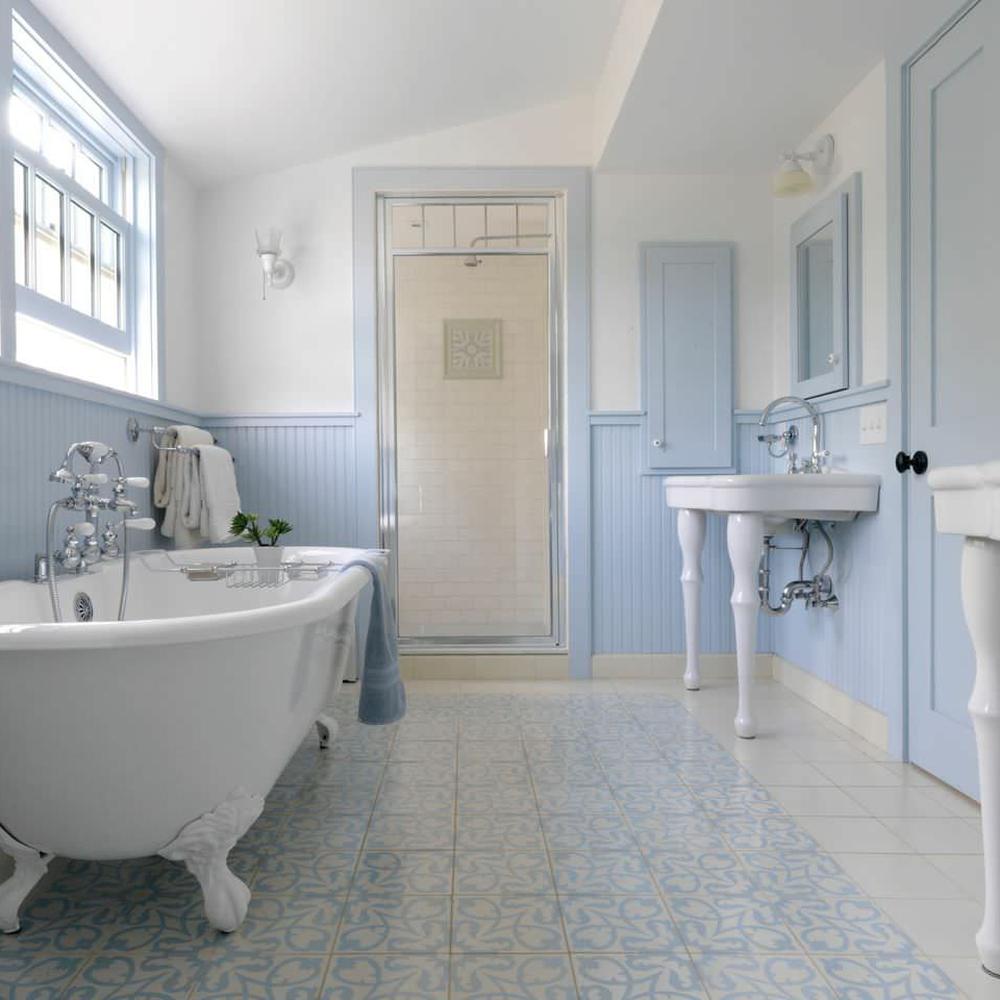 Baño cottage con armarios azules y elementos vintage