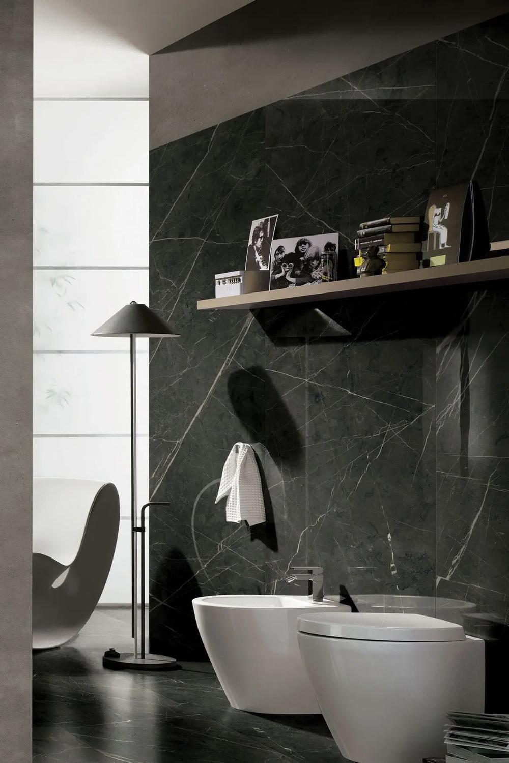 Cuarto de baño moderno con paredes de mármol oscuro