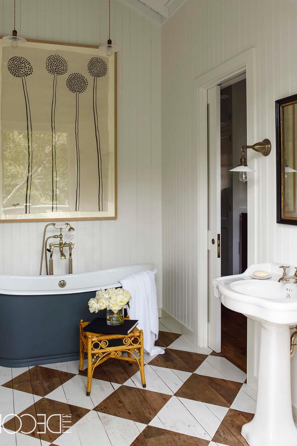 Artfully designed country bathroom with minimalist touches and vintage fixtures