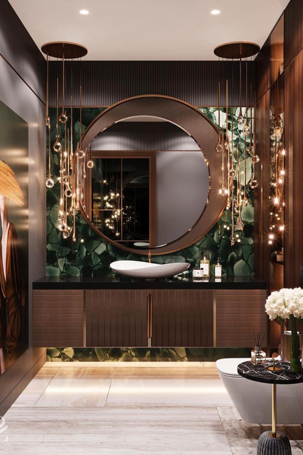 Baño elegante con tonalidades ricas y detalles en madera.