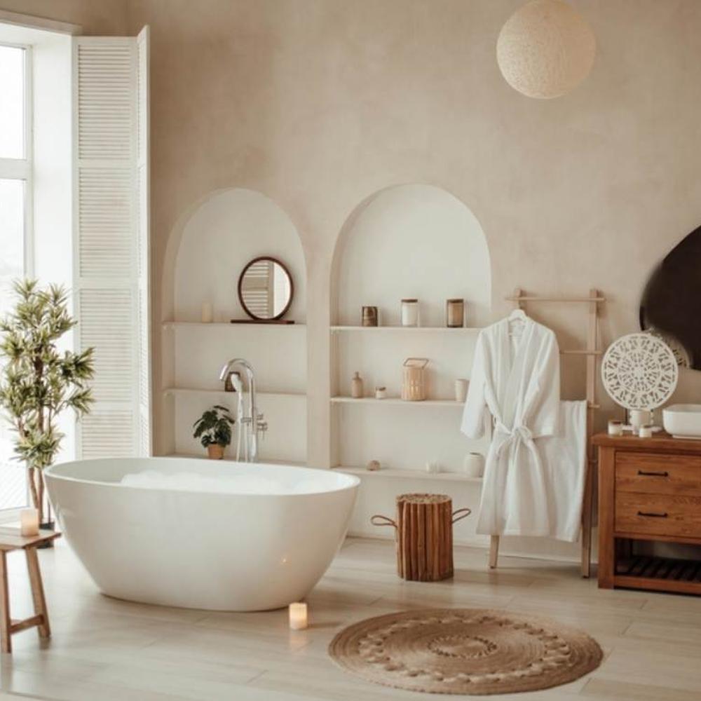 Baño sereno con bañera independiente y luz natural.