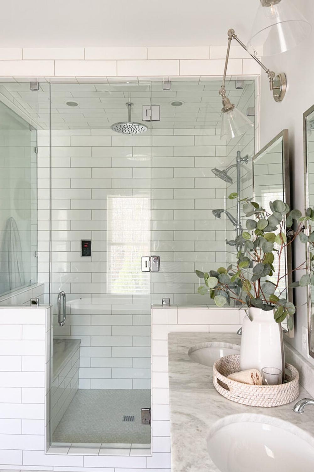 Baño elegante con diseño minimalista y ducha moderna.