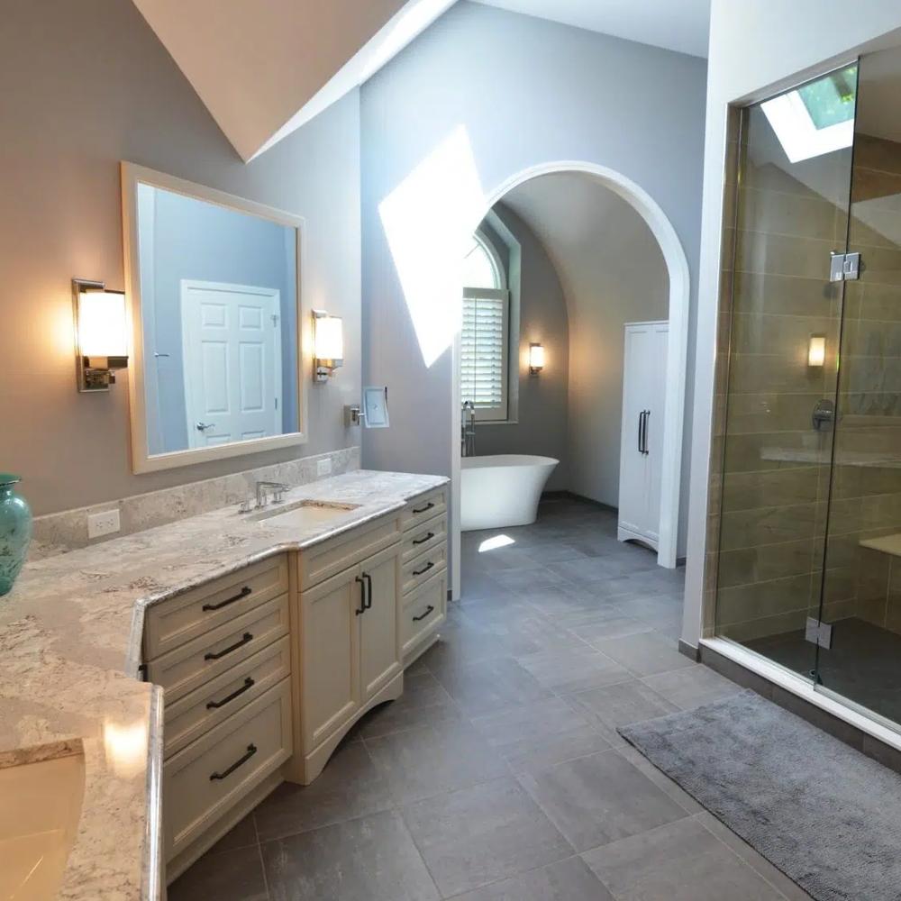 Baño espacioso con acabados modernos y elementos acogedores.